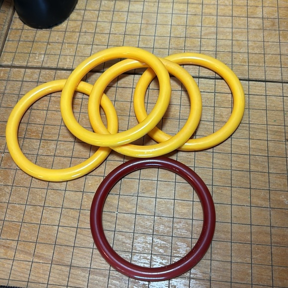 4 Creamy Yellow Acrylic 1 Carnelian Color Set 5 Bangle Bracelets 8”L EVC 70s 80s - Picture 6 of 8